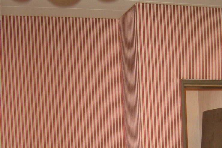 Wandbespannung mit Rot-creme gestreiftem Stoff Endergebnis