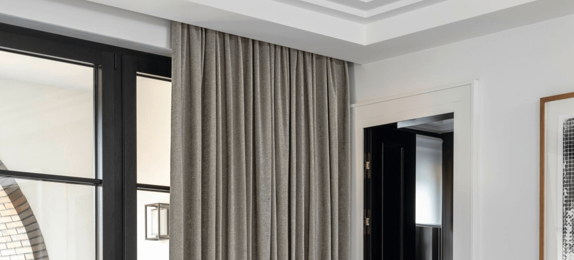 Beitragsbild für Dimout Stoffe. Hier ein grauer blickdichter Vorhang in einem modern eingerichteten Raum