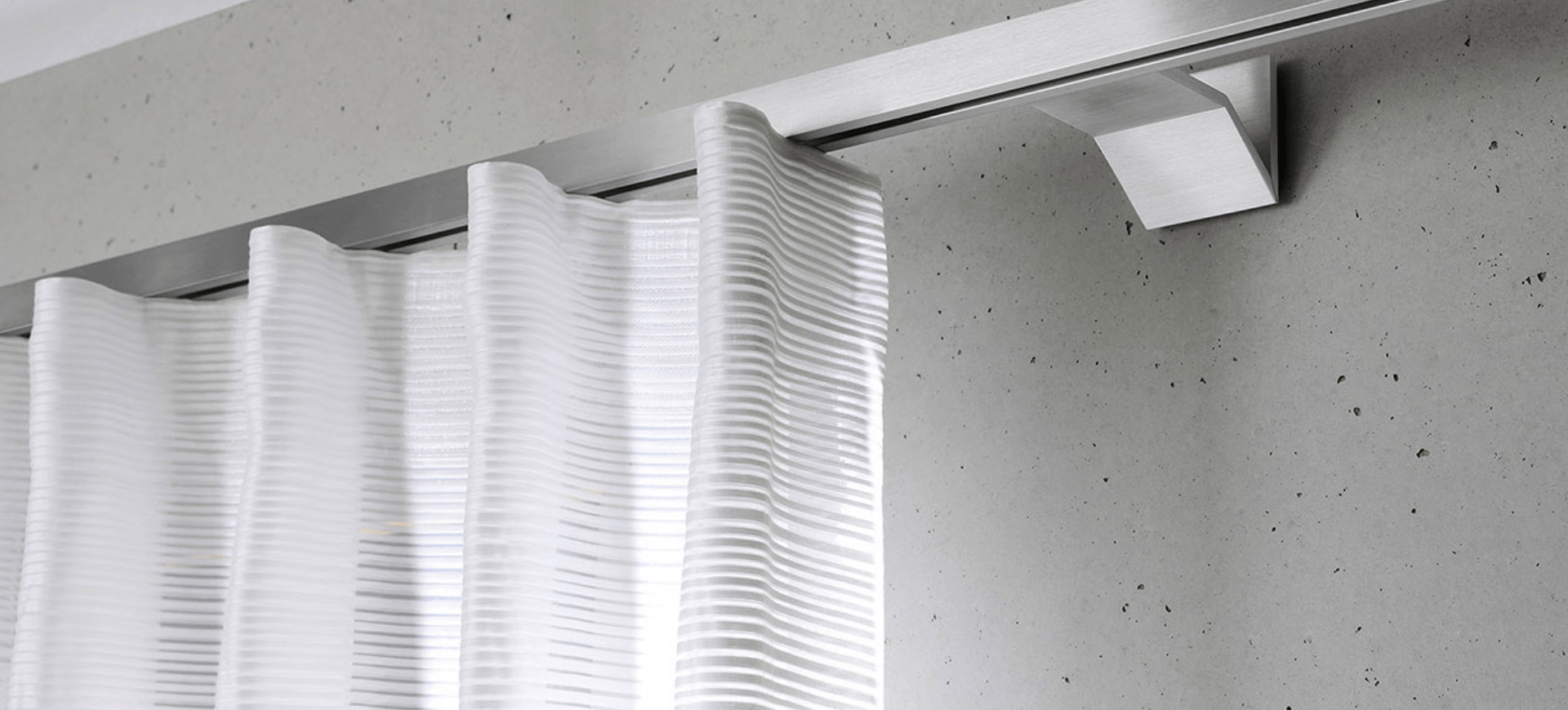 Beitragsbild Interstil Wellenvorhang-Garnituren, hier weißer Wellenvorhang in moderner, silberner Schiene
