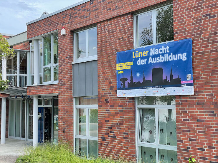 Fassade des Firmengebäudes mit dem Banner für die Lüner Nacht der Ausbildung