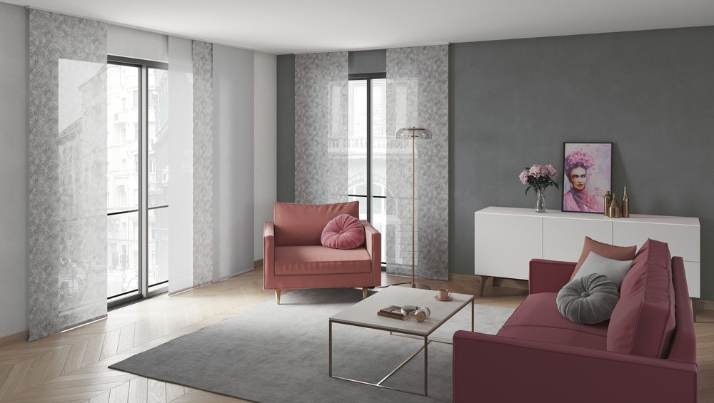 Moderne Flächenvorhänge mt grauem Muster in einem Zimmer mit roten Sesseln