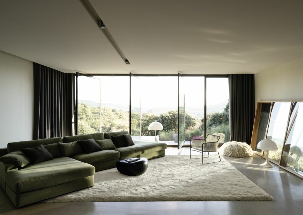 Großer, heller Langflorteppich in einem modernen Wohnzimmer