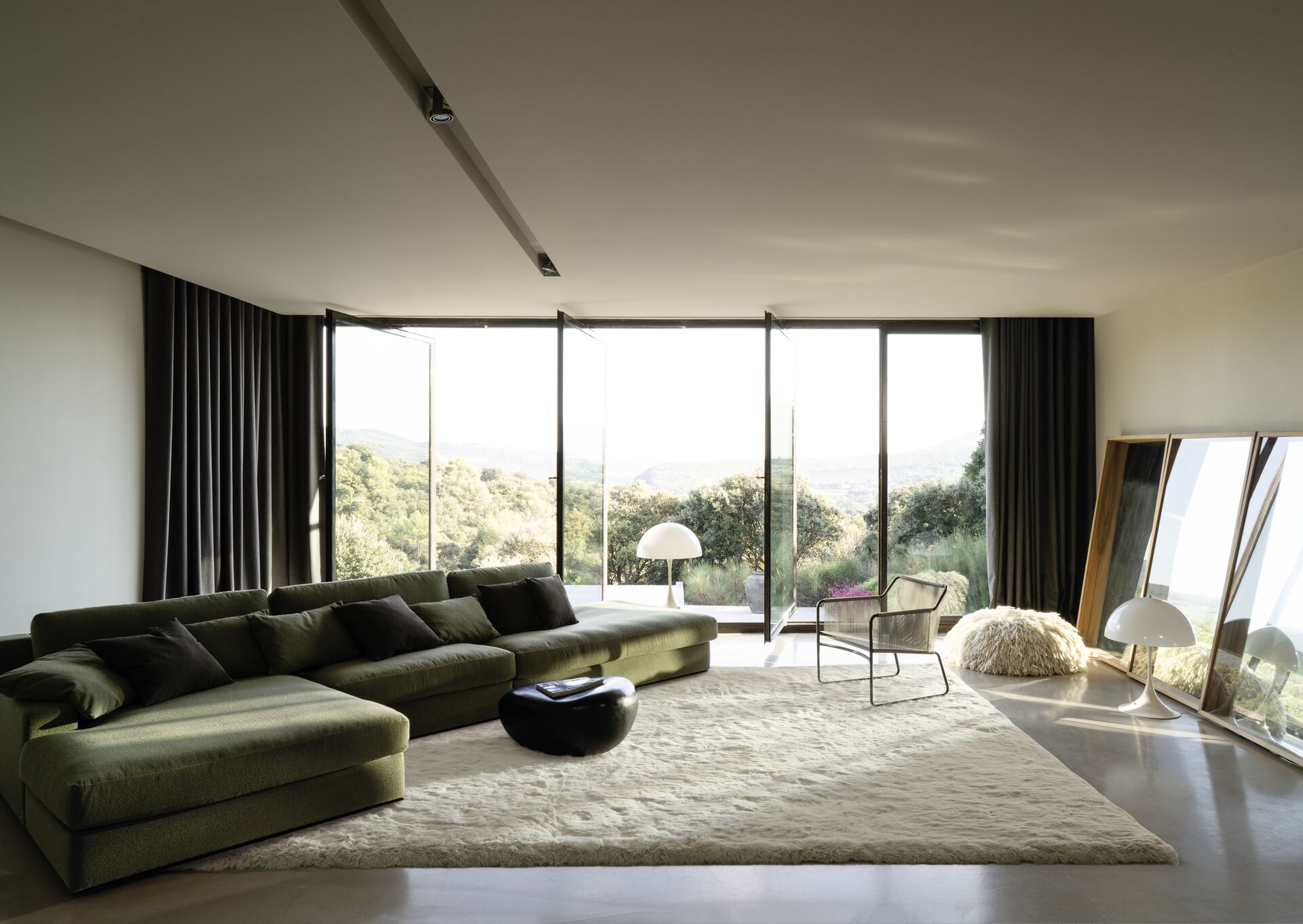 Großer, heller, kuschiger Teppich in einem modernen Wohnzimmer