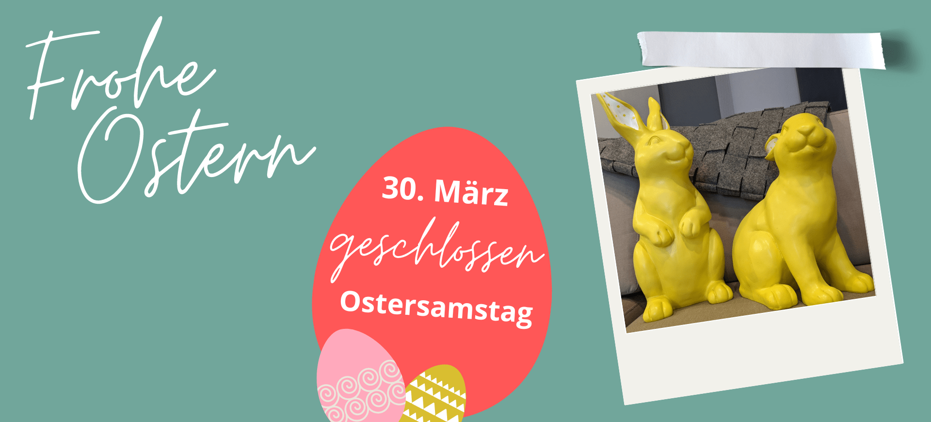 Beitragsbild Blogbeitrag Ostern mit Foto unserer gelben Hasenfiguren und der Info, dass am Ostersamstag den 30. März 2024 die Ausstellung geschlossen ist.
