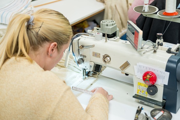 Eine unserer Näherinnen bei der Arbeit an der Nähmaschine