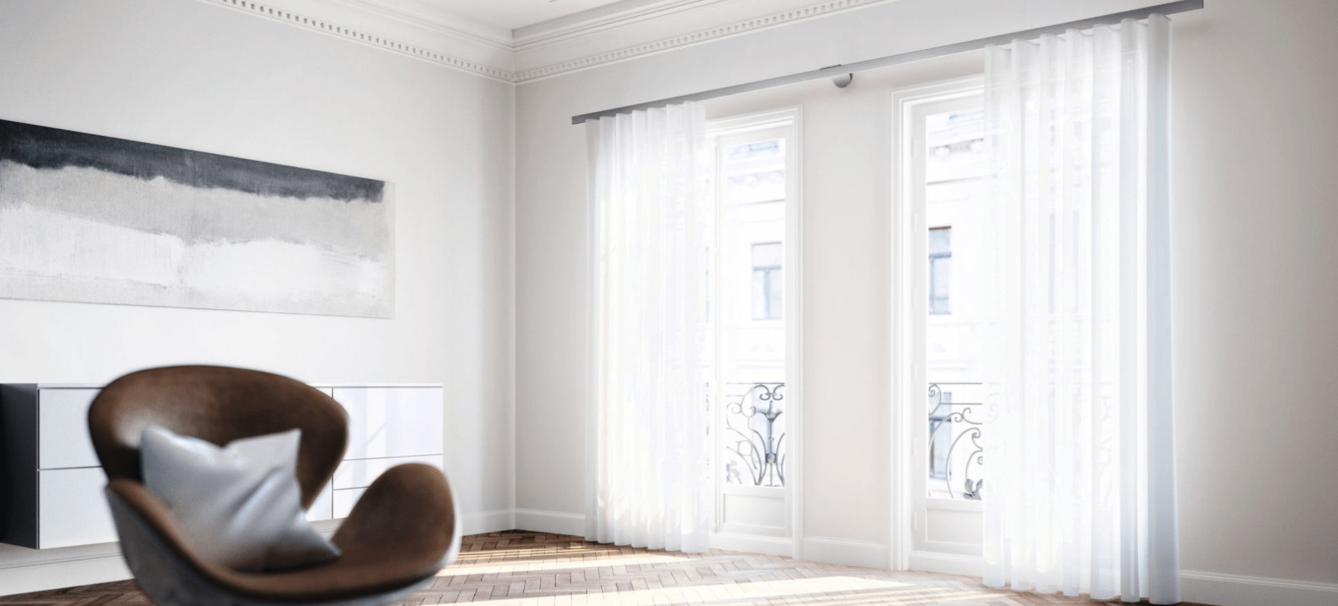 Weiße Wellenvorhänge in einem modern eingerichteten Wohnzimmer mit großen Fenstern