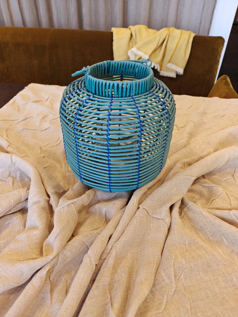 blaue Polyrattenlaterne auf Tisch dekoriert